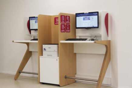 Mobilier sur mesure zone libre-service CAF