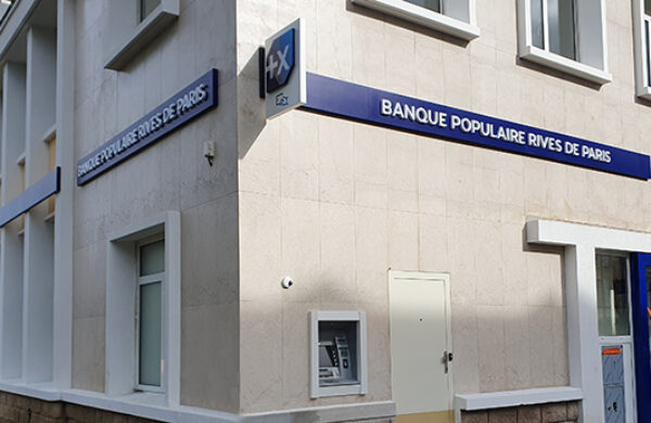 Enseignes exterieures bandeau blason drapeau Banque Poulaire