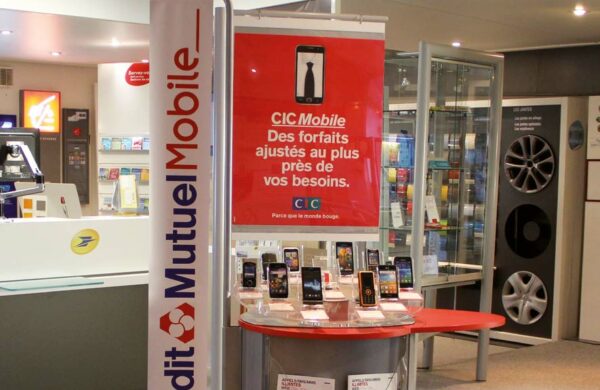 PLV presentoir totem Crédit Mutuel Mobile