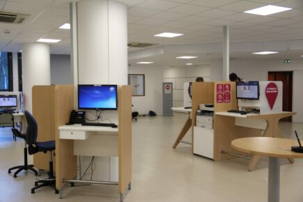 des mobiliers de consultation en libre accès et signalétique