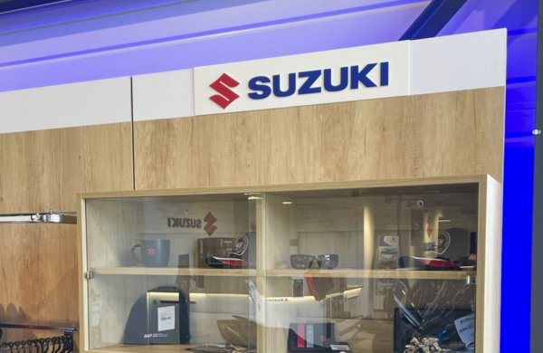 Gondole de présentation merchandising Suzuki Moto intégrant une vitrine, des tablettes d’exposition et un éclairage arrière en concession.